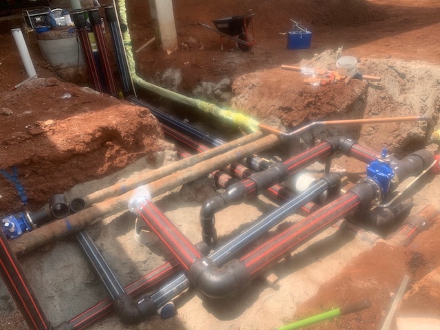 Commercial pipe manifold and drainage installation