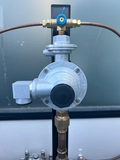 Gas pressure regulator installation